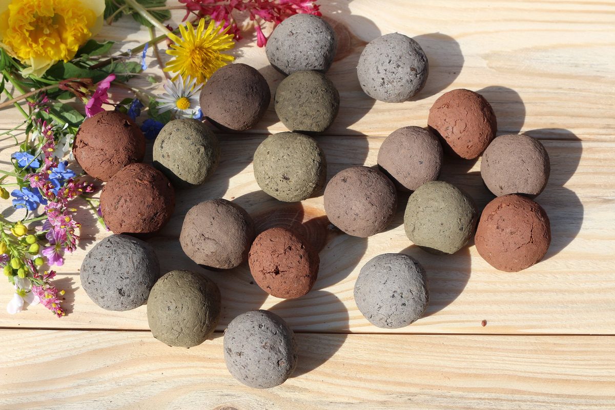 Loose seed bombs in different tints